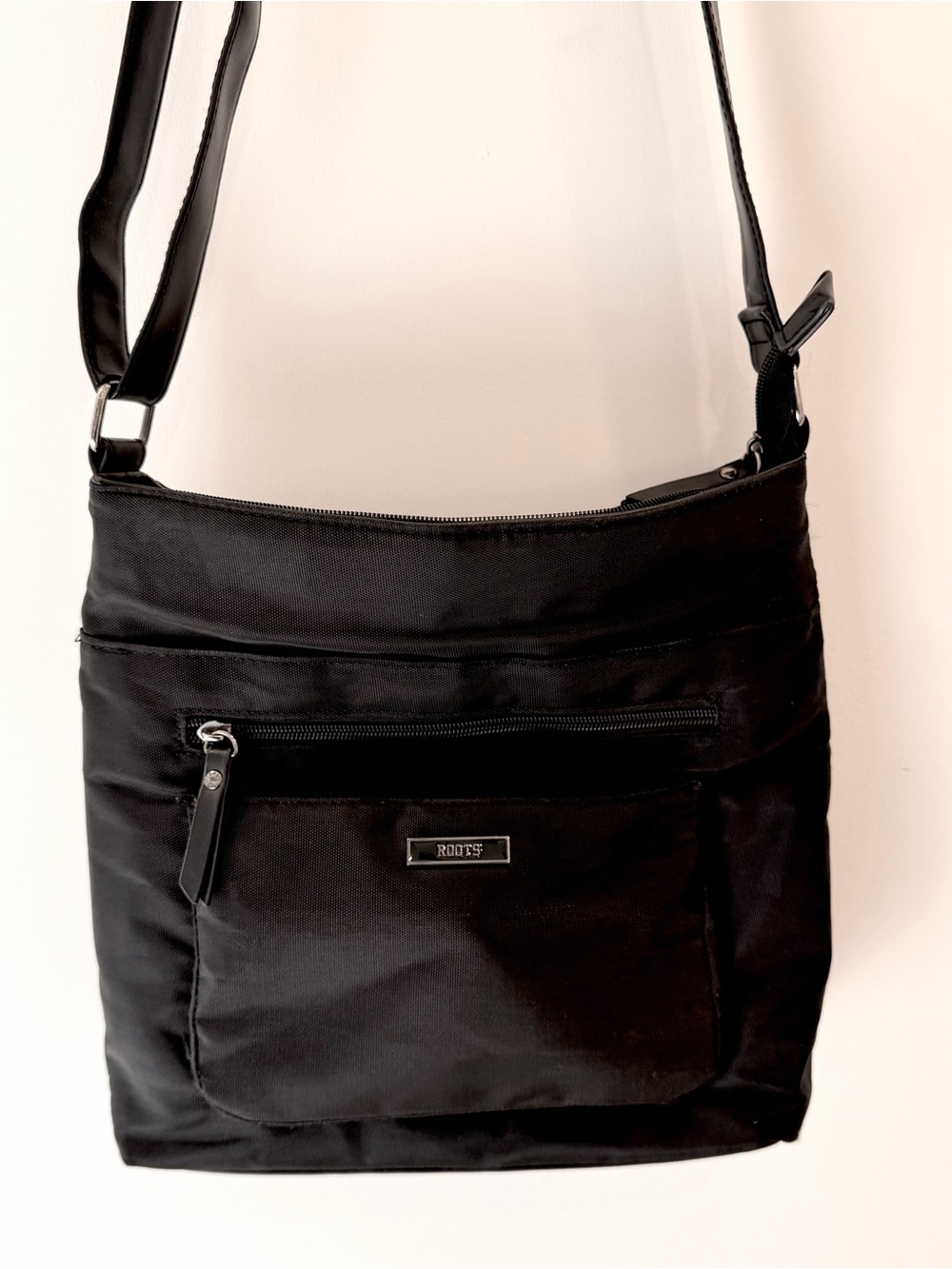 ROOTS Black Multi-Pocket Nylon Travel Crossbody Bag Purse